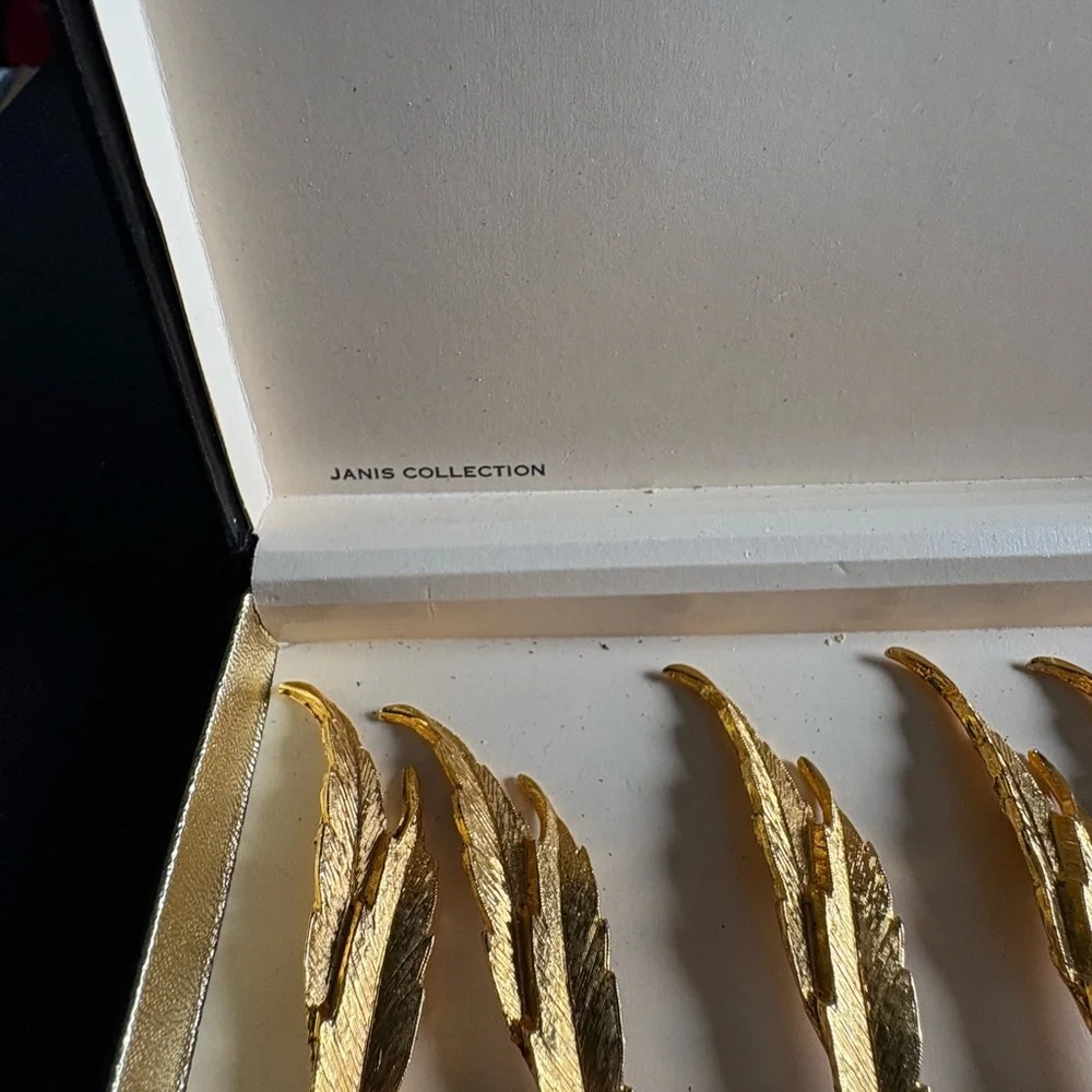 Vintage Janis Collection set of 6 feather-shaped spreaders plated in 24k gold.